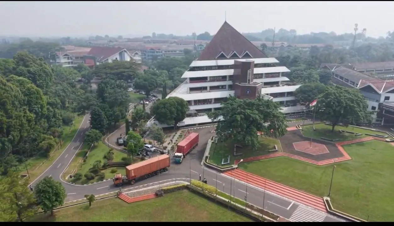 Kontainer meninggalkan kampus IPB Dramaga menuju pelabuhan
