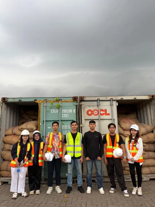 Tim lapangan mengawal stuffing kontainer